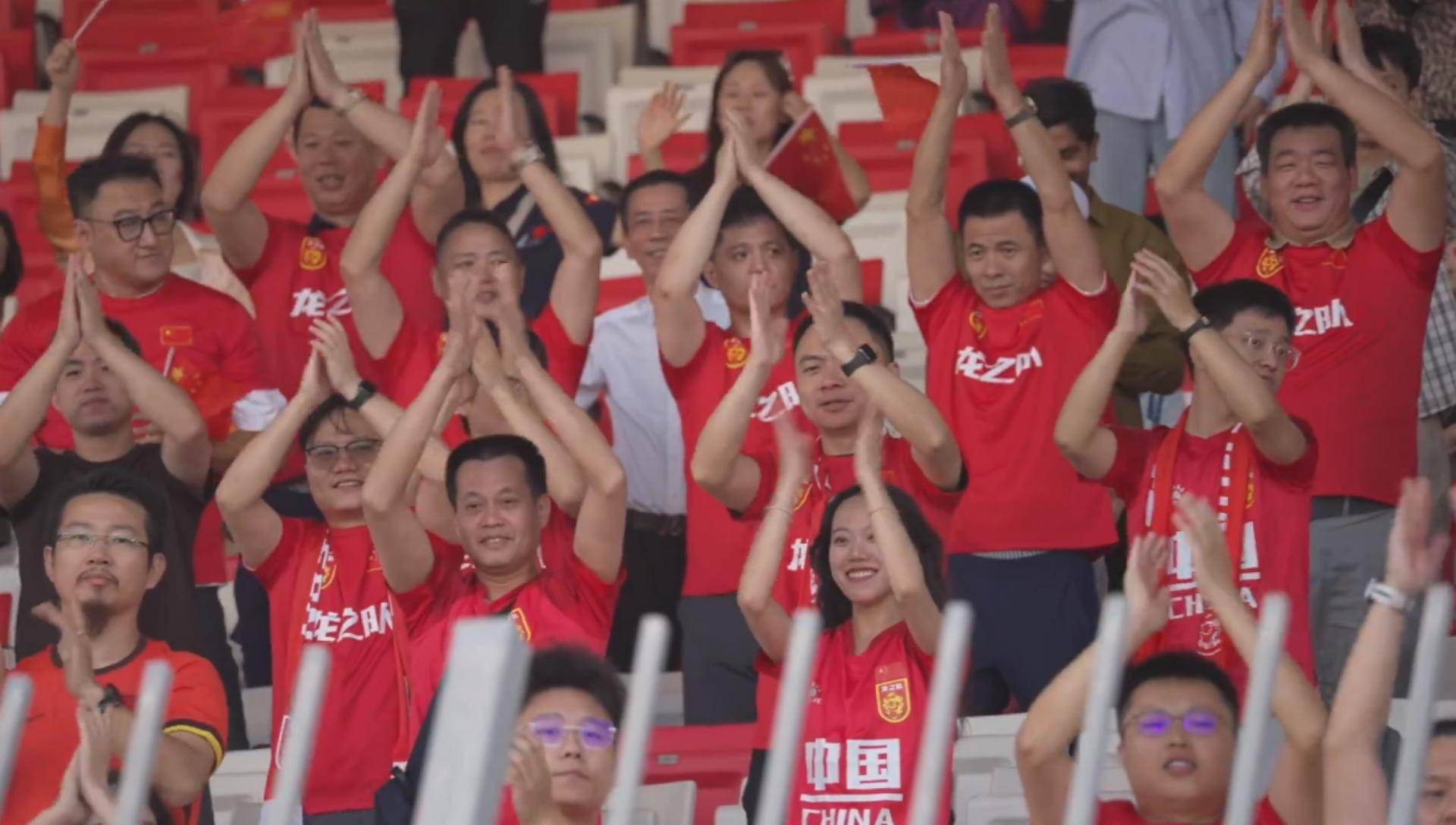 比赛中发生激烈交锋，球员们奋力争夺胜利的机会