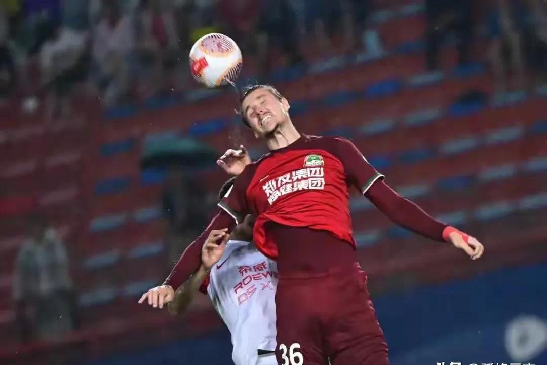 后卫球员场上发挥不俗，领导球队取得胜利的简单介绍